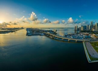 Ile czasu leci się do Miami?